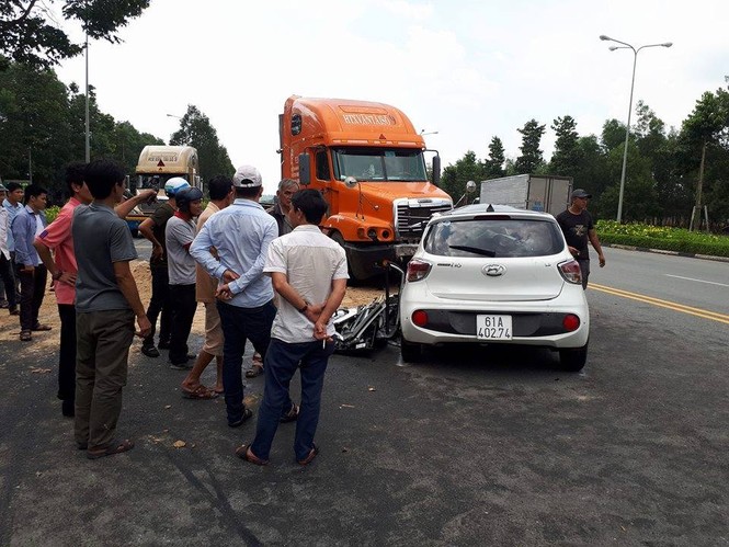 Xe du lịch bẹp dúm khi đối đầu xe container, 3 người bị kẹt cứng trong xe - ảnh 1