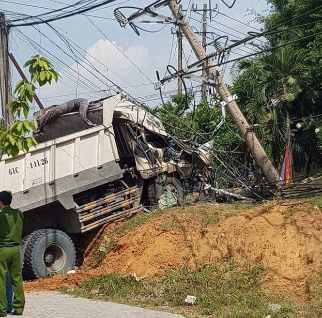 Bình Dương: ben tông gãy cột điện, nhiều khu vực bị mất điệ - ảnh 1