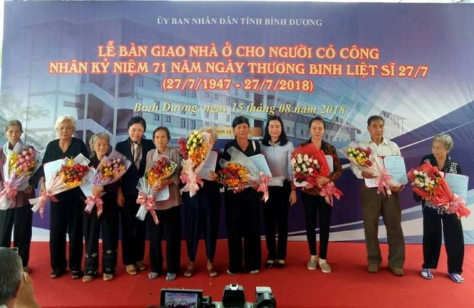 Bình Dương trao tặng 27 căn nhà cho người có công - ảnh 1
