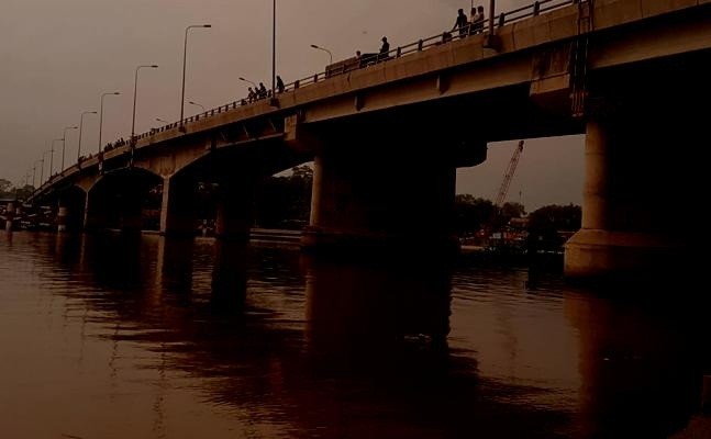 Lực lượng cứu hộ tích cực tìm kiếm người nhảy cầu giữa mưa lớn - ảnh 1