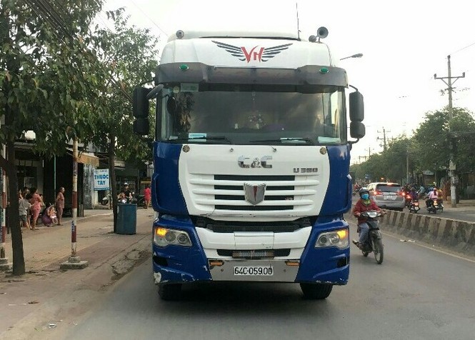 Giao thông hỗn loạn khi hàng trăm tấn ván ép trên container bung dây - ảnh 3
