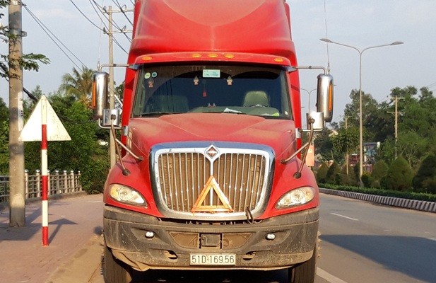 Va chạm với xe container, cả gia đình 4 người thương vong - ảnh 2
