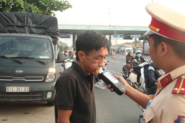 CSGT Bình Dương ra quân ngày ông Táo, nhiều tài xế vượt quá nồng độ cồn - ảnh 3