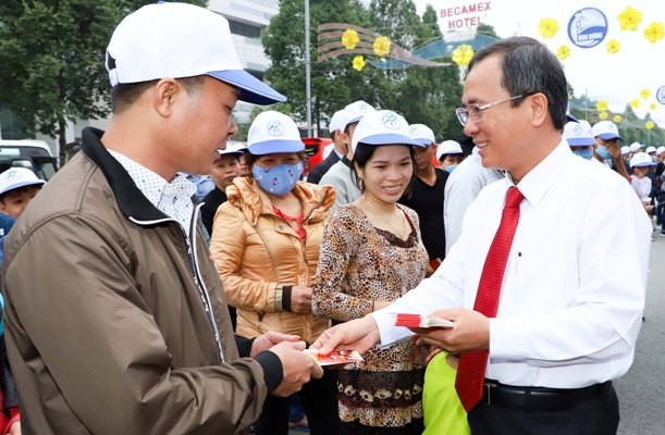 Chuyến xe nghĩa tình đưa 5.000 công nhân ở Bình Dương về quê ăn tết - ảnh 1