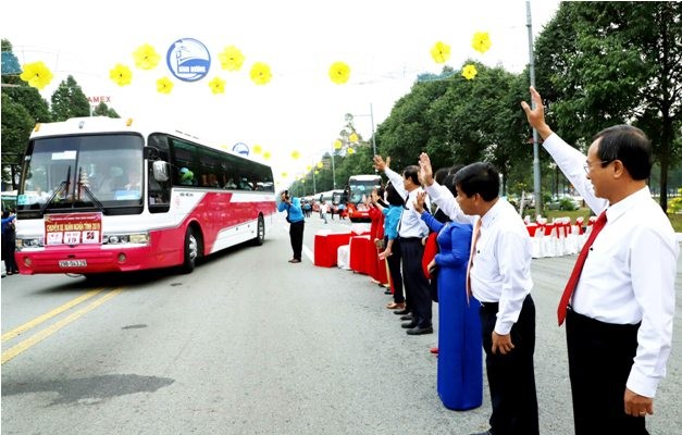 Chuyến xe nghĩa tình đưa 5.000 công nhân ở Bình Dương về quê ăn tết - ảnh 2