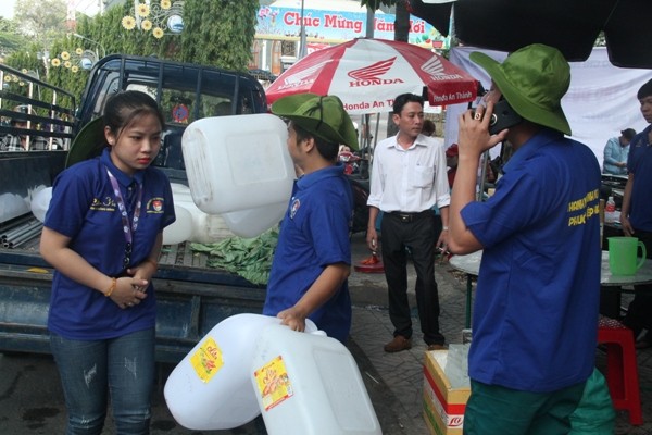 “Nam thanh nữ tú” ướt đẫm mồ hôi tình nguyện mùa lễ rằm - ảnh 2