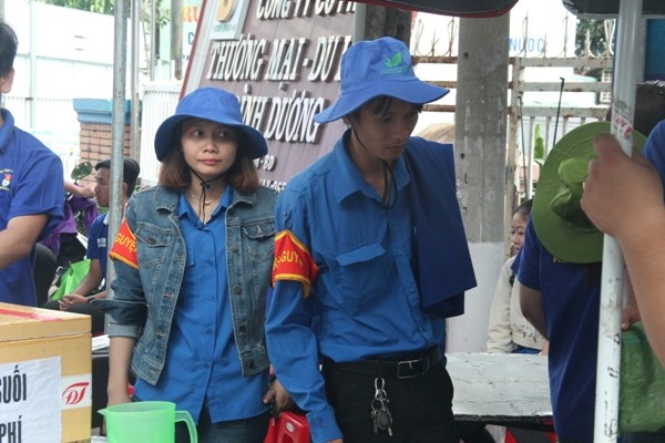 “Nam thanh nữ tú” ướt đẫm mồ hôi tình nguyện mùa lễ rằm - ảnh 3