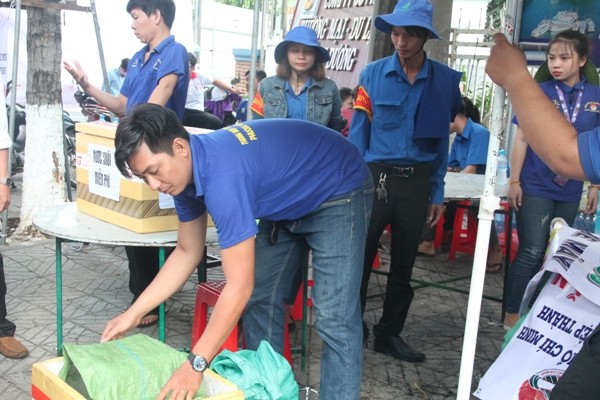 “Nam thanh nữ tú” ướt đẫm mồ hôi tình nguyện mùa lễ rằm - ảnh 4