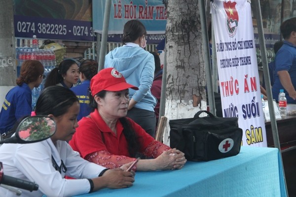 “Nam thanh nữ tú” ướt đẫm mồ hôi tình nguyện mùa lễ rằm - ảnh 5