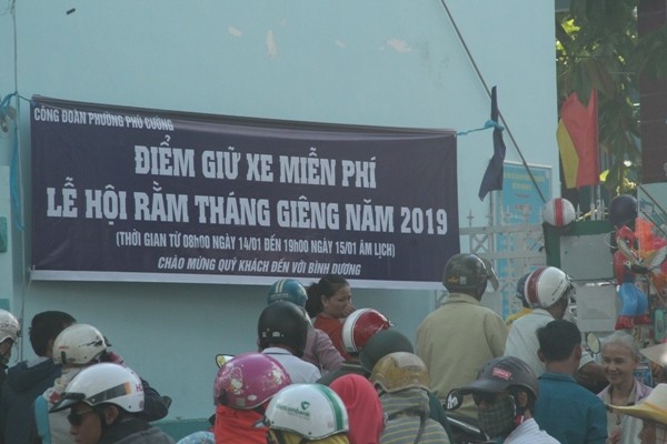 “Nam thanh nữ tú” ướt đẫm mồ hôi tình nguyện mùa lễ rằm - ảnh 6