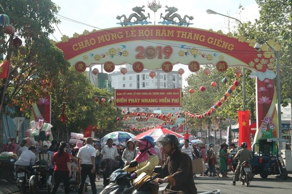 “Nam thanh nữ tú” ướt đẫm mồ hôi tình nguyện mùa lễ rằm - ảnh 7