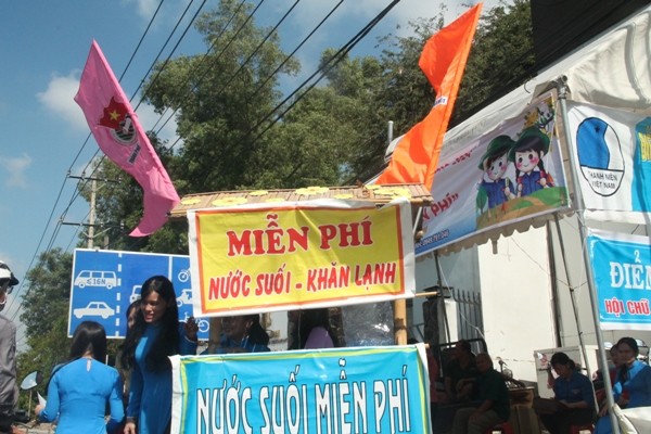 “Nam thanh nữ tú” ướt đẫm mồ hôi tình nguyện mùa lễ rằm - ảnh 9