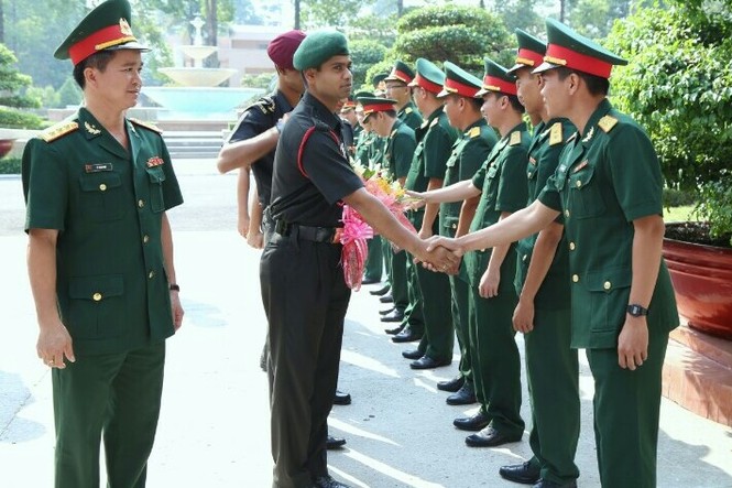 Đoàn cán bộ trẻ Quân đội Ấn Độ thăm quân đội Việt Nam - ảnh 2