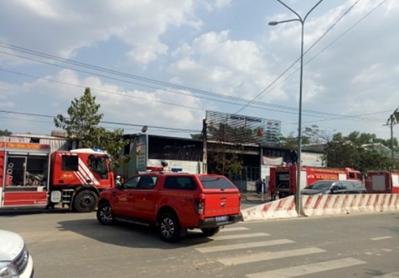 Garage ô tô ở Bình Dương phát cháy, nhiều xe tiền tỷ trơ khung - ảnh 1