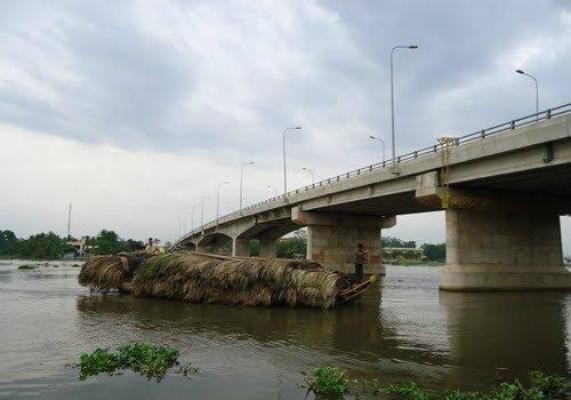 Nỗ lực tìm kiếm nam thanh niên nhảy cầu sau ngày cưới - ảnh 1