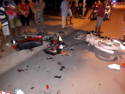 Chở nhau đi chơi lễ gây tai nạn, 4 người nguy kịch - ảnh 1