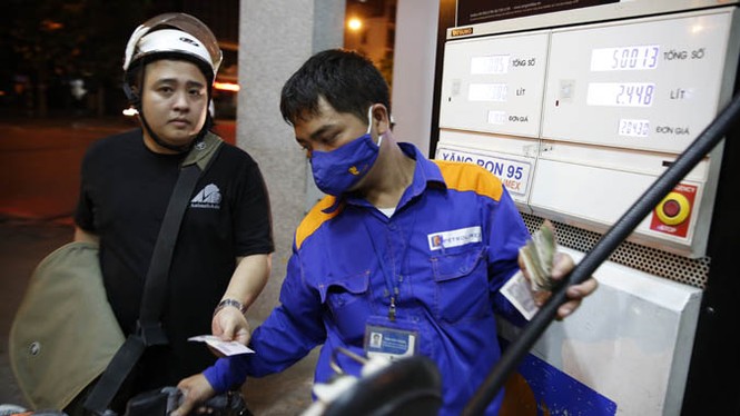 Xăng tăng thêm 1.200 đồng/lít: Nghịch lý giá nhập giảm giá bán tăng - ảnh 1