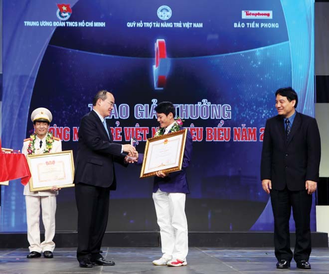 Cử tạ nâng ước mơ cậu bé mồ côi - ảnh 2