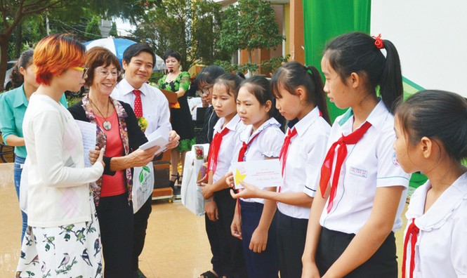 Dìu nhau đi về phía yêu thương - ảnh 1
