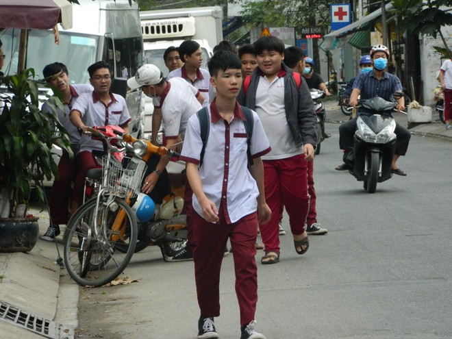 'Cuộc chiến' đòi vỉa hè cho người đi bộ tại TPHCM: Đi bộ ở đâu? - ảnh 1