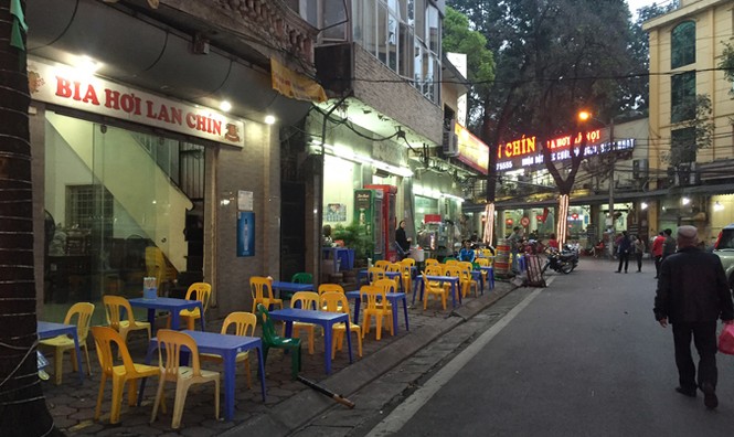Cận cảnh nhà hàng, quán nhậu chiếm vỉa hè - ảnh 2