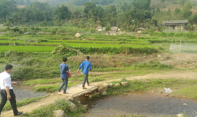 Thầy giáo trẻ lọc nước khe núi cho bản cao - ảnh 1
