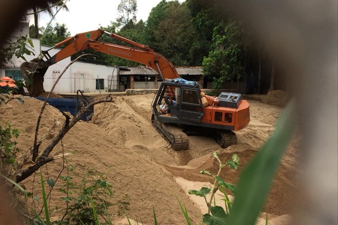 Bãi cát lậu trong vườn bí thư xã - ảnh 1