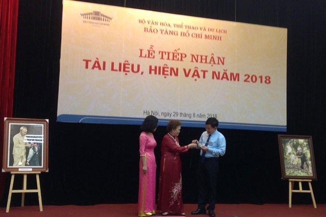 Hiện vật, quà tặng kể chuyện về Người - ảnh 2