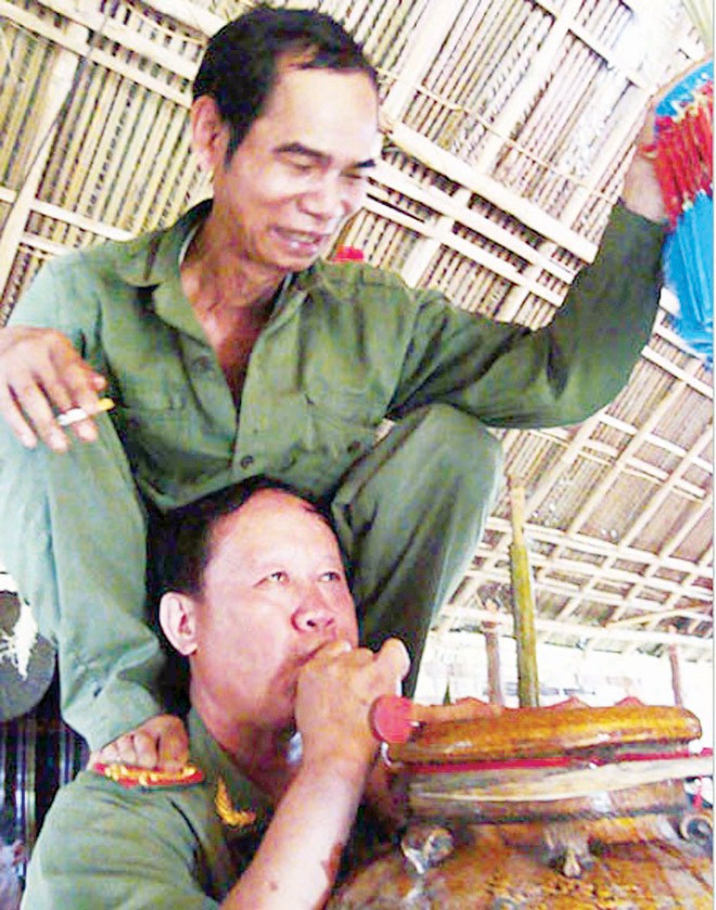 Ngồi lên vai già làng - ảnh 1