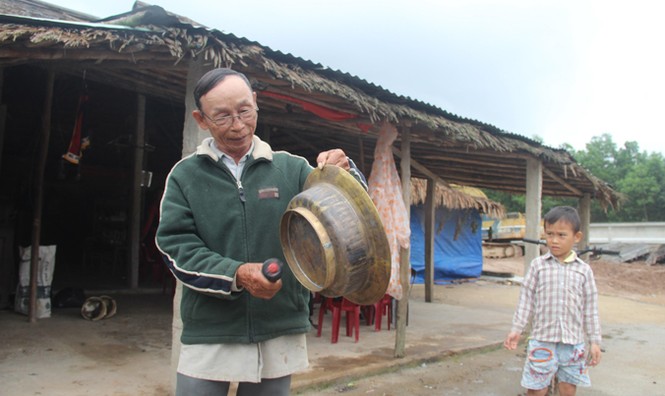 Theo dấu đàn voi rừng về phá ống nước của dân - ảnh 1