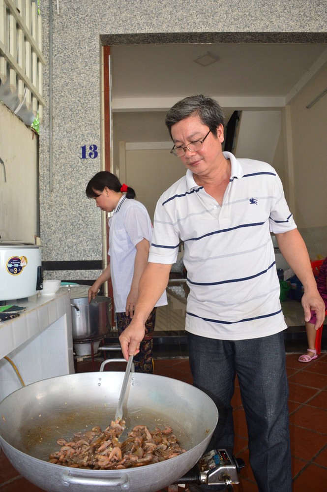 Thêm quán cơm 2.000 đồng ấm lòng người nghèo - ảnh 1