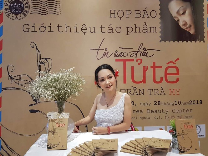 Cô nàng viết sách bằng một ngón tay - ảnh 1