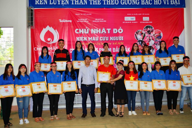 Thầy cô chăm hiến máu là tấm gương cho sinh viên - ảnh 3