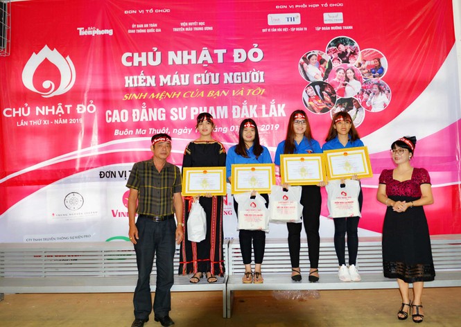 Thầy cô chăm hiến máu là tấm gương cho sinh viên - ảnh 6