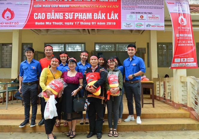 Thầy cô chăm hiến máu là tấm gương cho sinh viên - ảnh 2