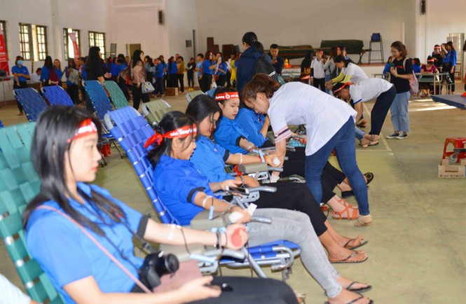 Thầy cô chăm hiến máu là tấm gương cho sinh viên - ảnh 7