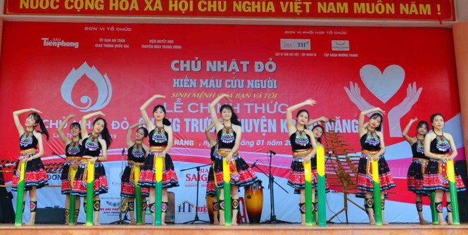 Krông Năng: Đồng bào vùng sâu hào hứng tham gia Chủ nhật Đỏ - ảnh 2