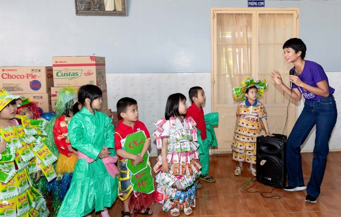 'Tết Yêu thương' bận rộn của Hoa hậu H’Hen Niê - ảnh 3