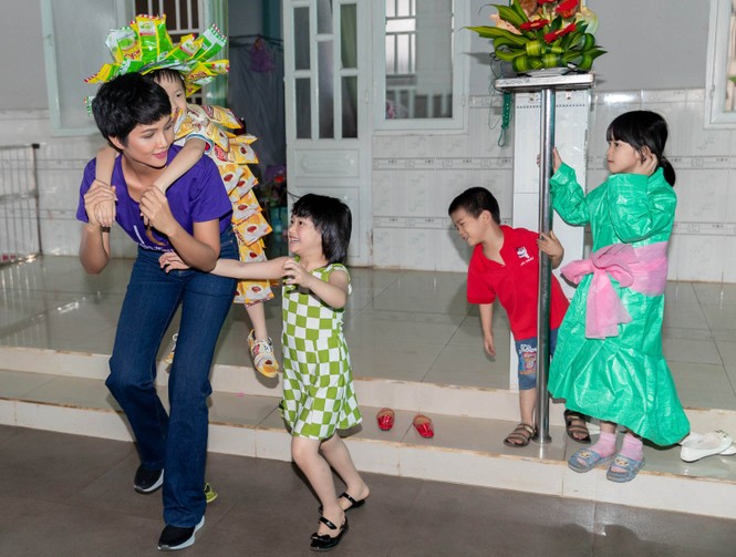 'Tết Yêu thương' bận rộn của Hoa hậu H’Hen Niê - ảnh 1