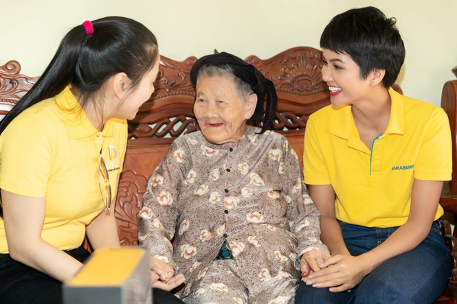 'Tết Yêu thương' bận rộn của Hoa hậu H’Hen Niê - ảnh 4