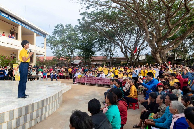 'Tết Yêu thương' bận rộn của Hoa hậu H’Hen Niê - ảnh 5