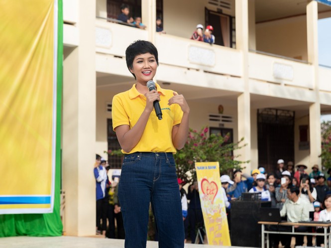 'Tết Yêu thương' bận rộn của Hoa hậu H’Hen Niê - ảnh 6