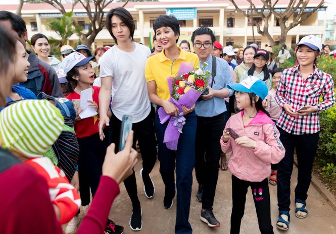 'Tết Yêu thương' bận rộn của Hoa hậu H’Hen Niê - ảnh 7