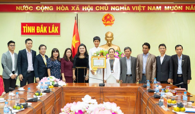 H’Hen Niê: Không muốn là 'cô gái phấn son, hàng hiệu' - ảnh 11