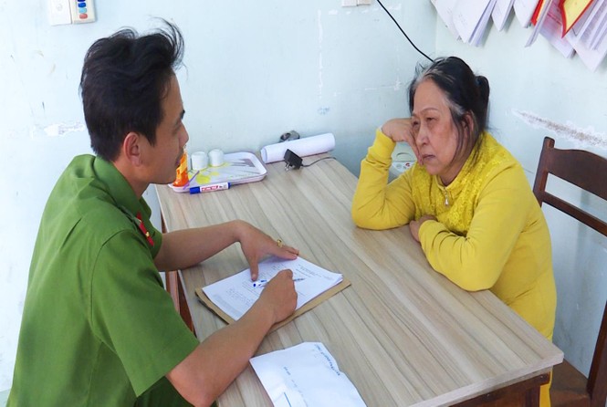 Bắt quả tang U70 buôn bán ma túy, thu giữ 20 túi ma túy đá - ảnh 1