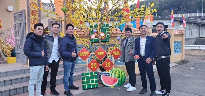 Lao động Việt xứ người ăn Tết trong nghẹn ngào - ảnh 2