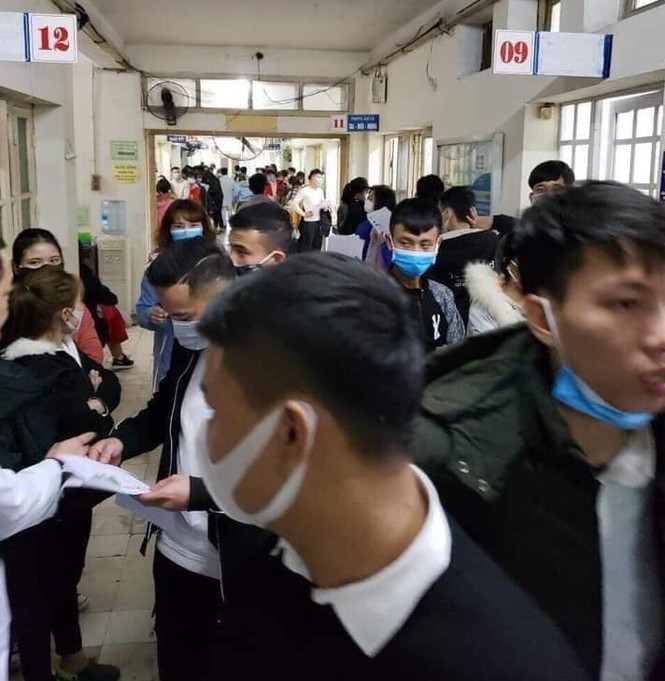 Chen chân khám sức khỏe, phủ kín lối hành lang bệnh viện - ảnh 2
