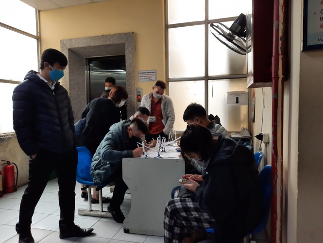 Chen chân khám sức khỏe, phủ kín lối hành lang bệnh viện - ảnh 5