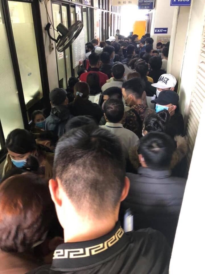 Chen chân khám sức khỏe, phủ kín lối hành lang bệnh viện - ảnh 3