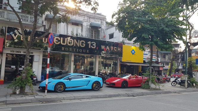 Siêu xe được 'đặc cách' đỗ trên vỉa hè Hà Nội? - ảnh 2